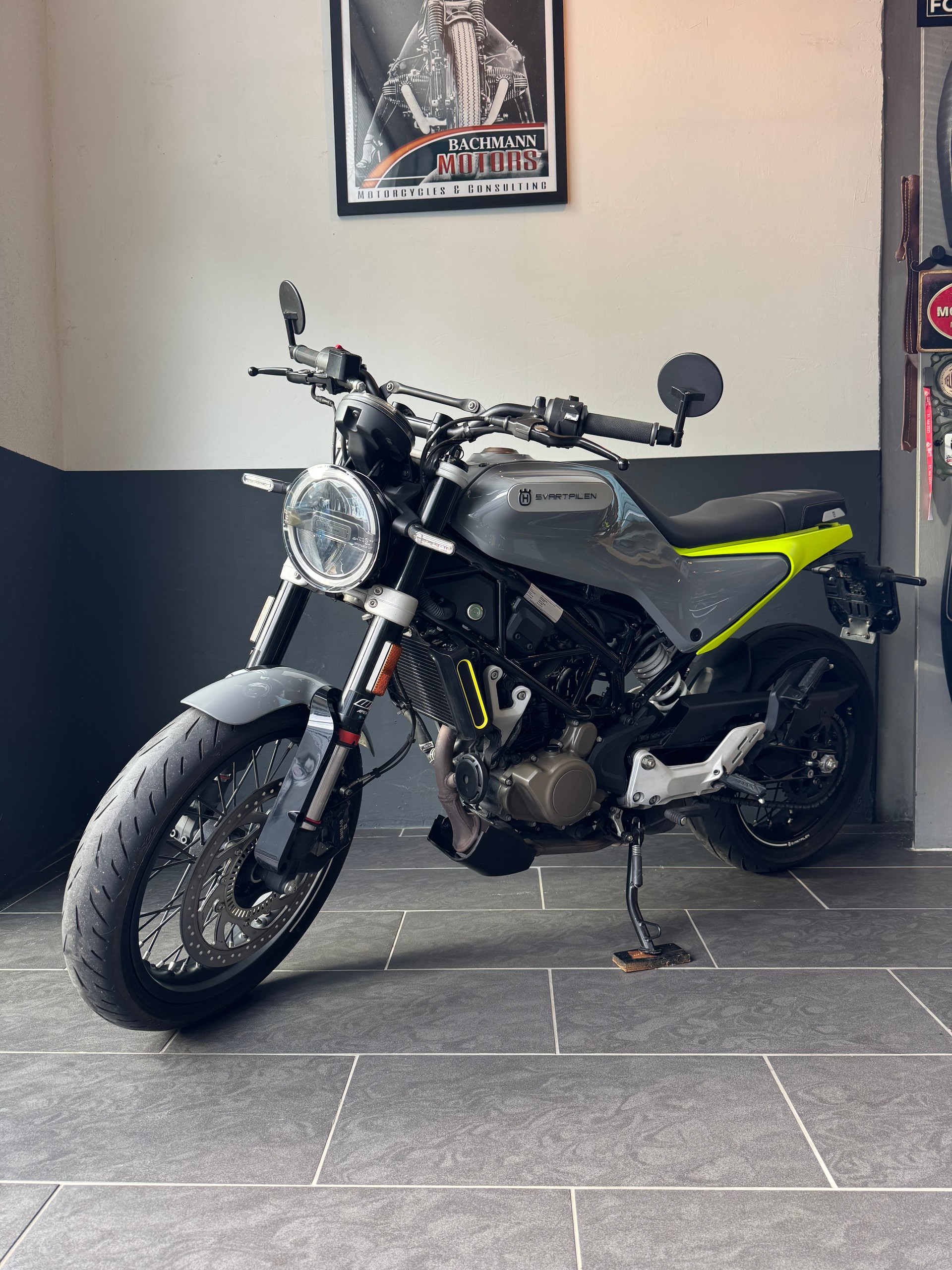HUSQVARNA Svartpilen 125 Edition yellow grey 1. Hand-image-5