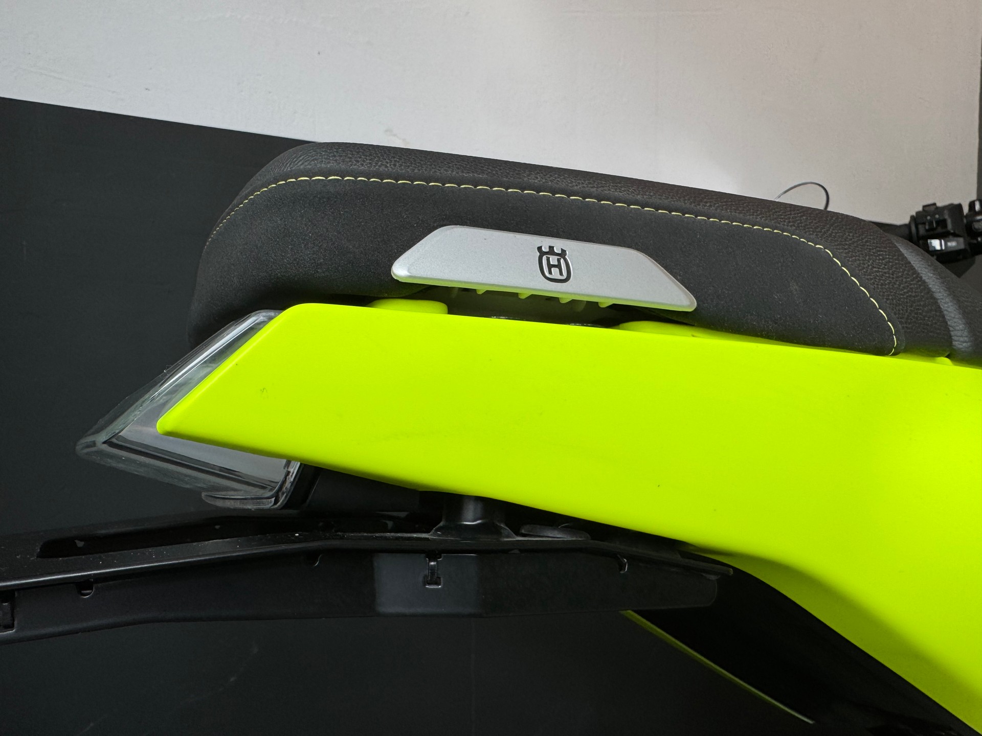 HUSQVARNA Svartpilen 125 Edition yellow grey 1. Hand-image-8