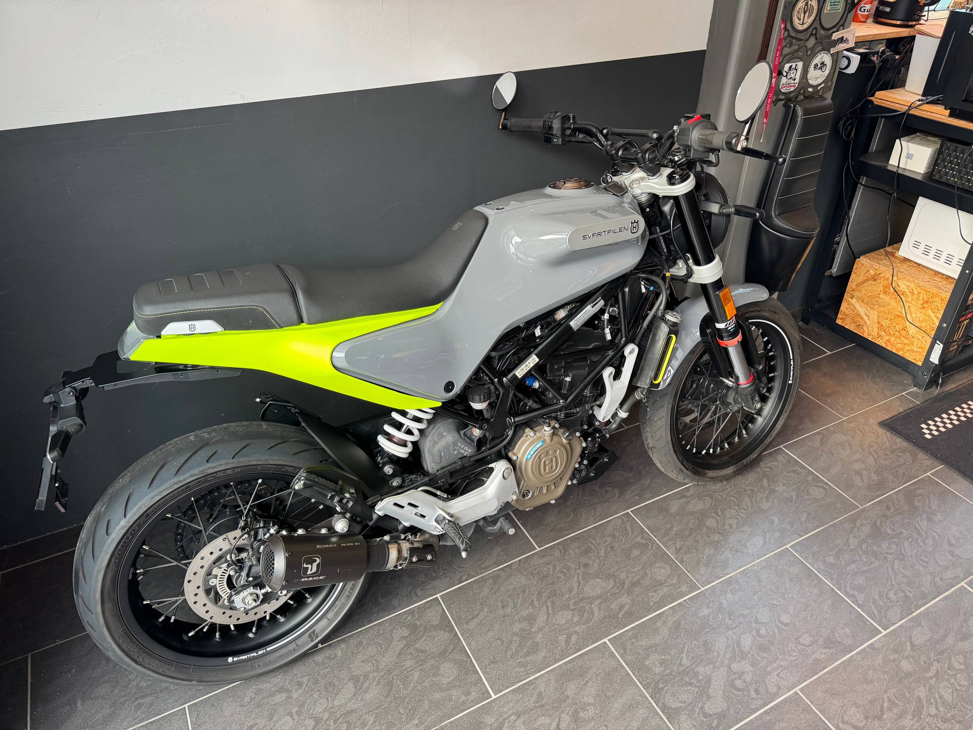 HUSQVARNA Svartpilen 125 Edition yellow grey 1. Hand-image-11