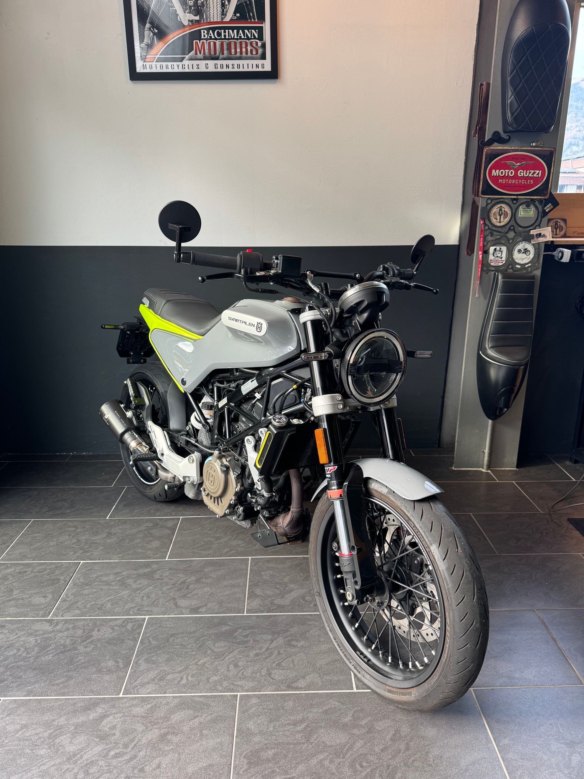 HUSQVARNA Svartpilen 125 Edition yellow grey 1. Hand-image-1