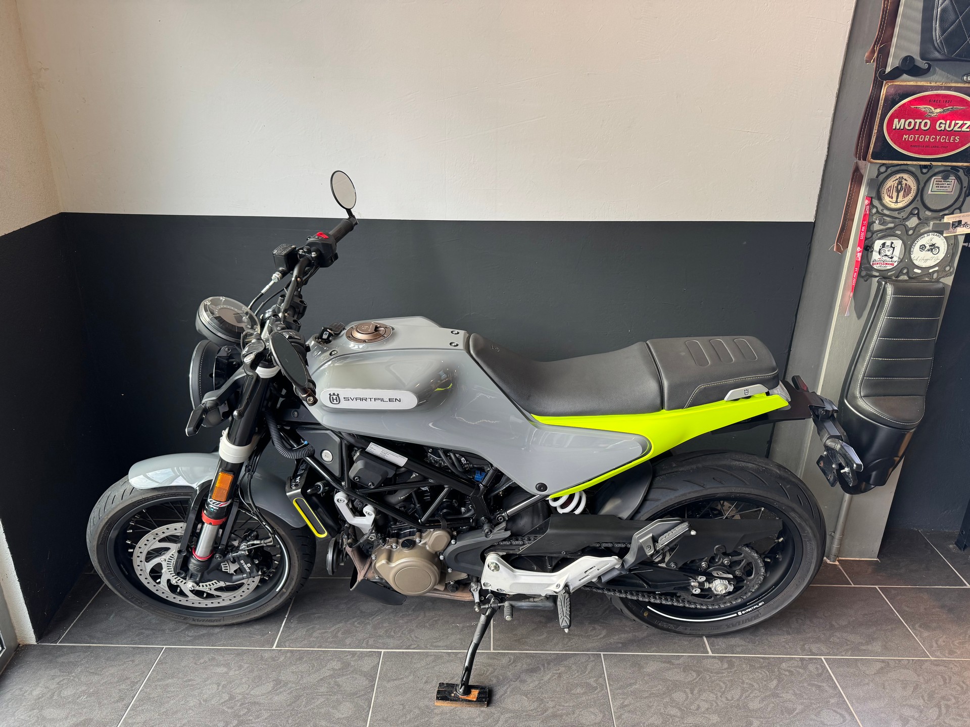 HUSQVARNA Svartpilen 125 Edition yellow grey 1. Hand-image-4