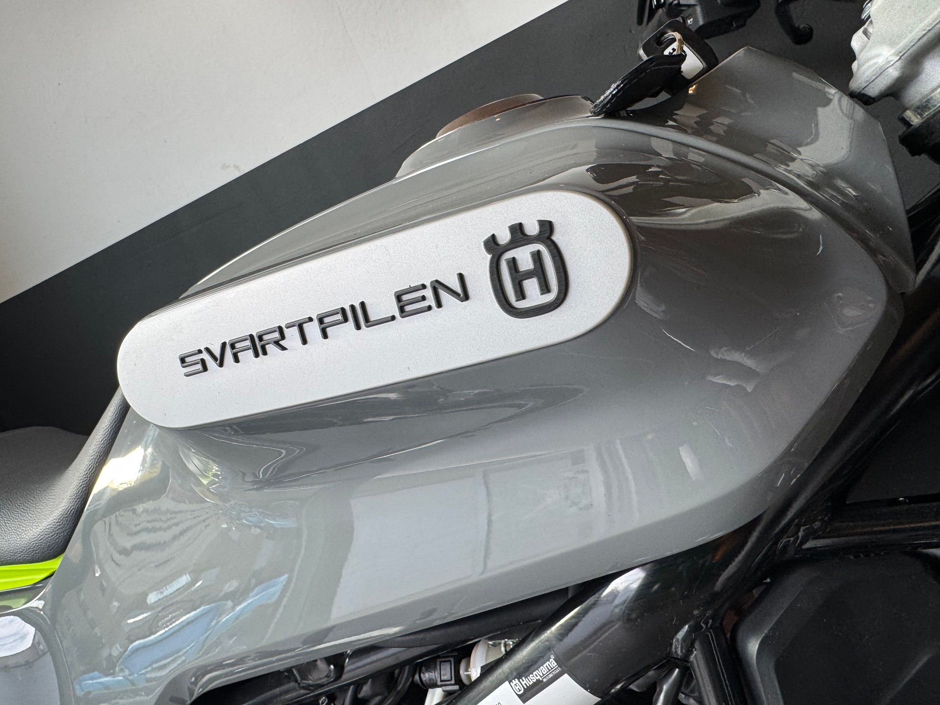 HUSQVARNA Svartpilen 125 Edition yellow grey 1. Hand-image-7