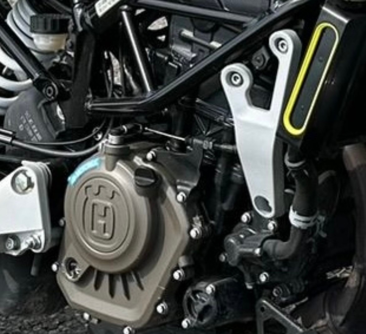 HUSQVARNA Svartpilen 125 Edition yellow grey-image-4