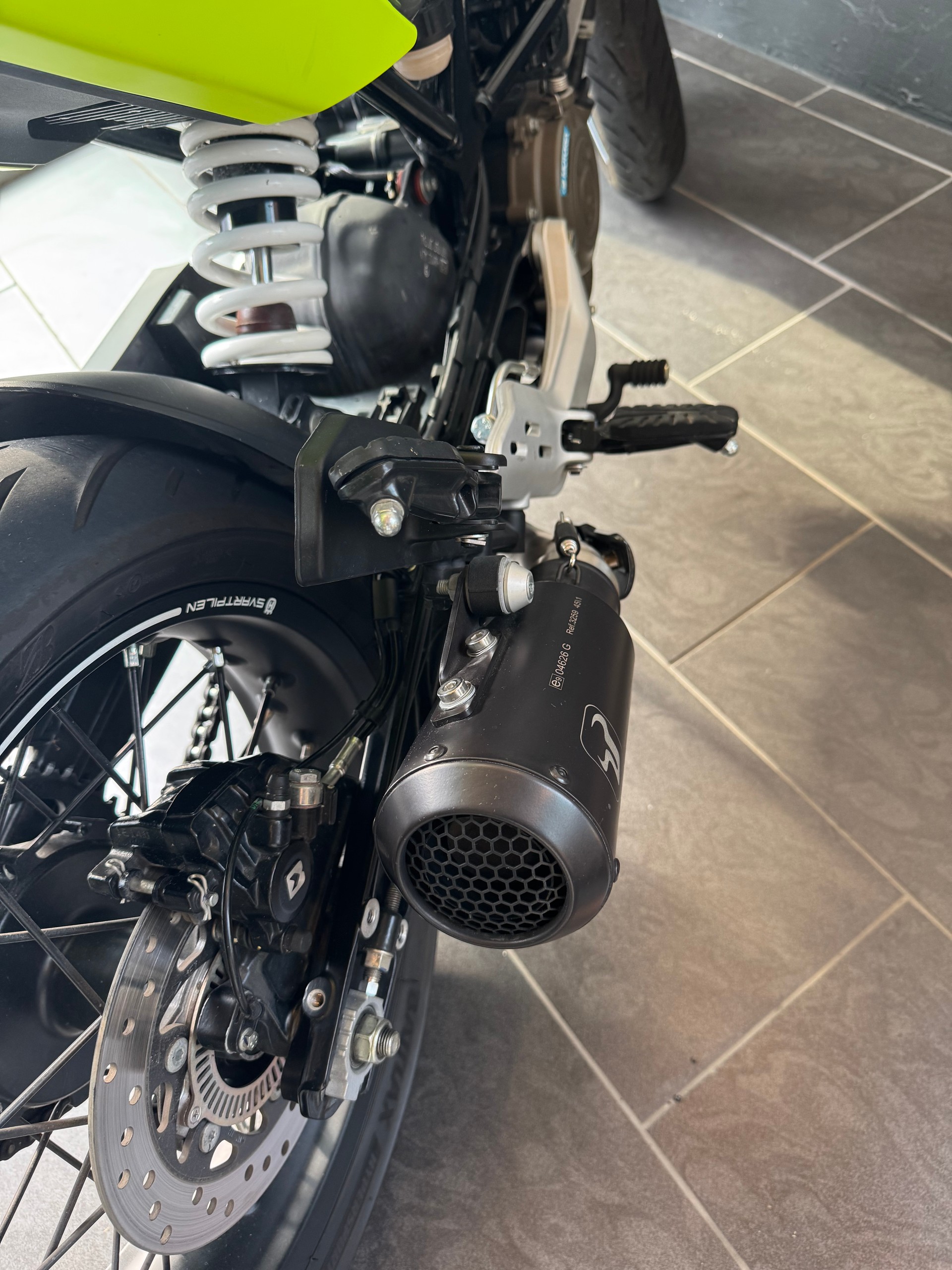 HUSQVARNA Svartpilen 125 Edition yellow grey 1. Hand-image-10