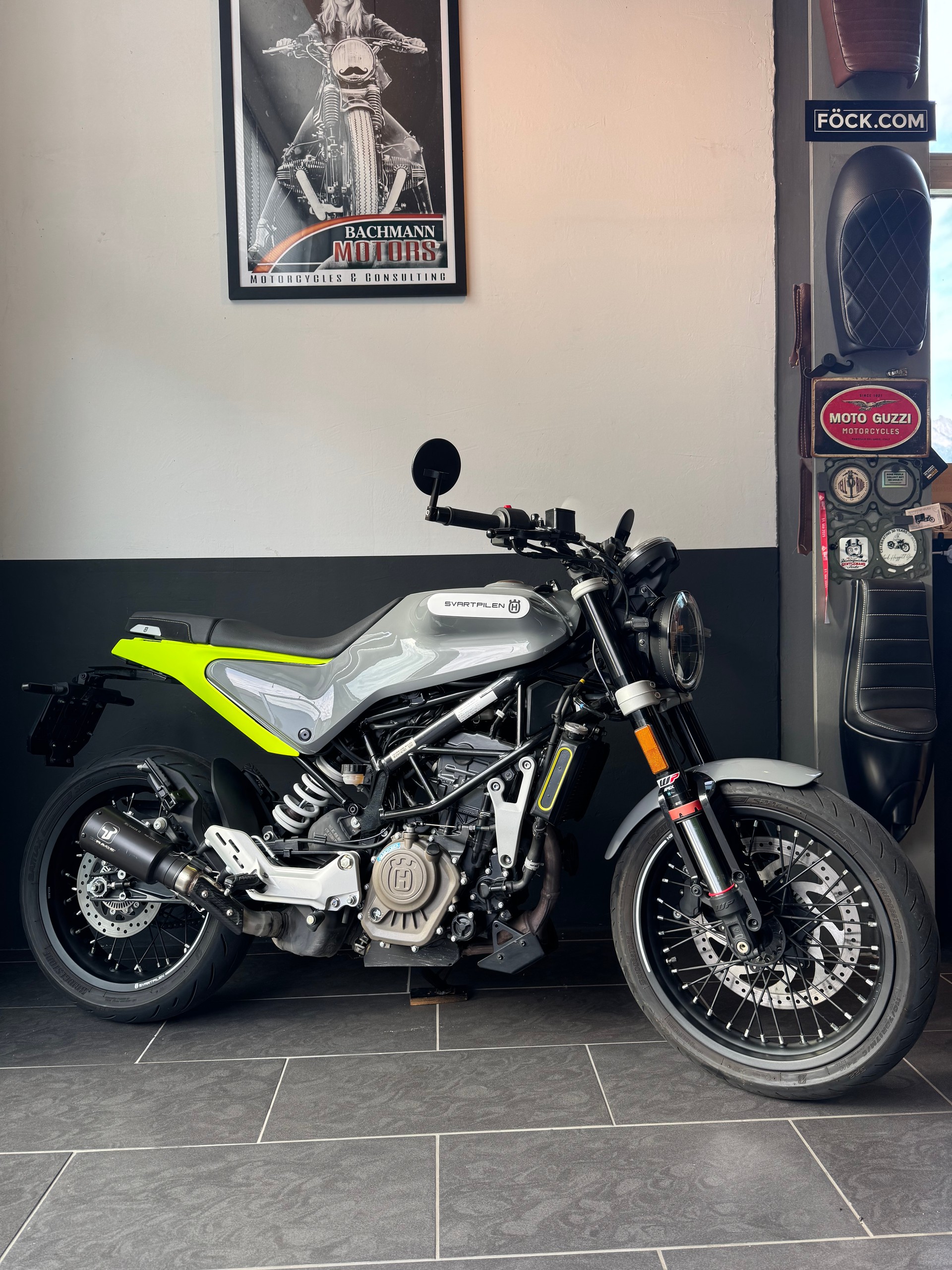 HUSQVARNA Svartpilen 125 Edition yellow grey 1. Hand-image-0
