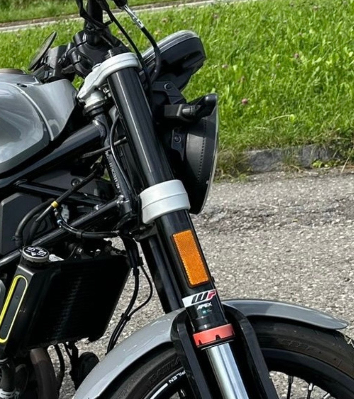 HUSQVARNA Svartpilen 125 Edition yellow grey-image-5