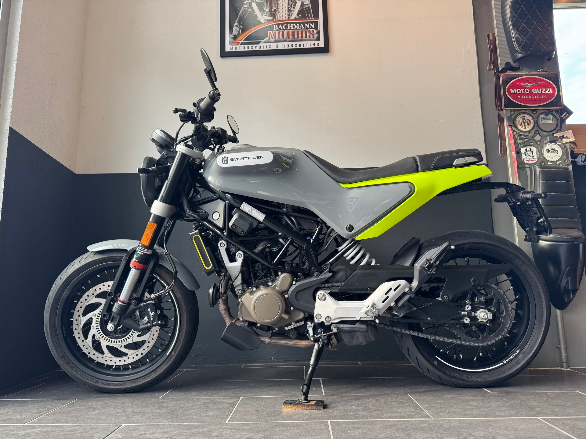 HUSQVARNA Svartpilen 125 Edition yellow grey 1. Hand-image-12