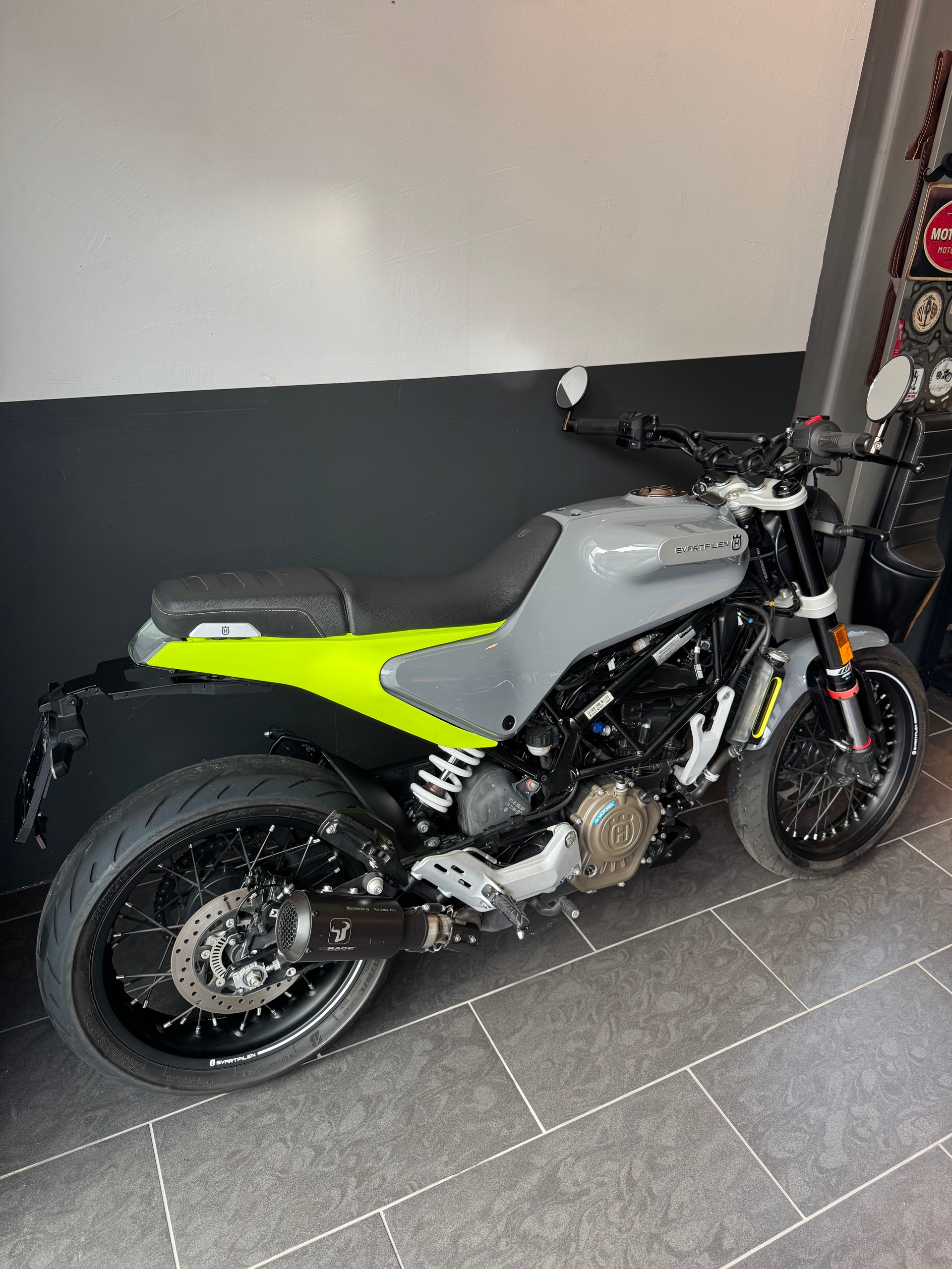 HUSQVARNA Svartpilen 125 Edition yellow grey 1. Hand-image-2