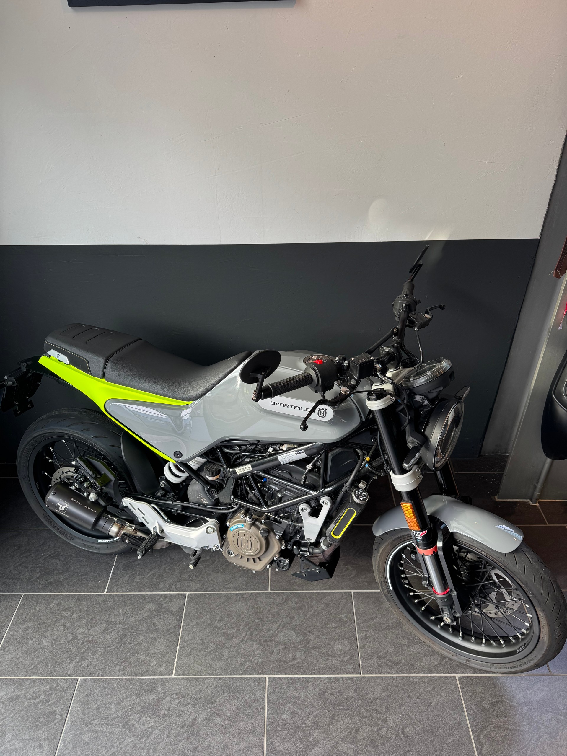 HUSQVARNA Svartpilen 125 Edition yellow grey 1. Hand-image-6