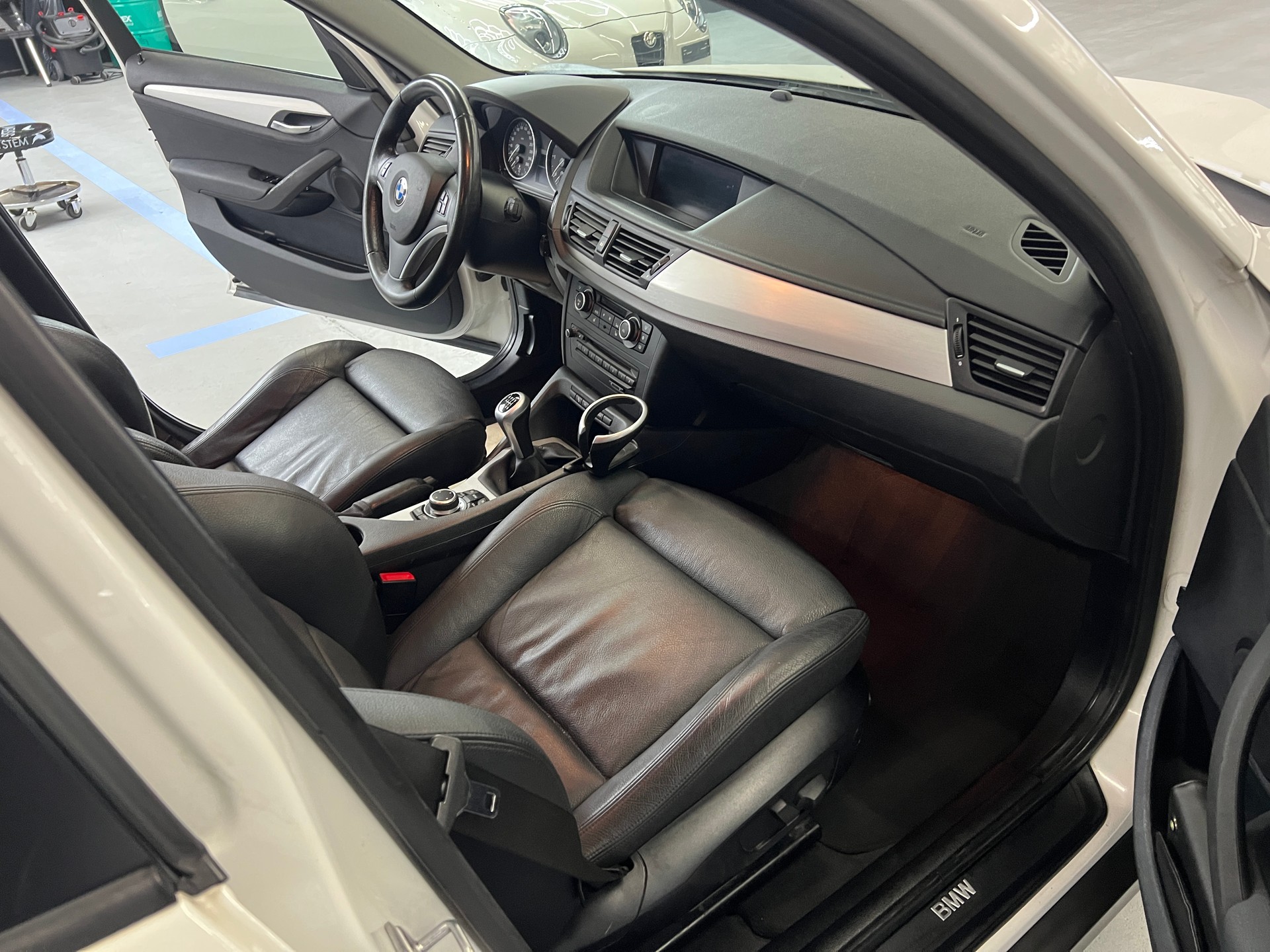 BMW X1 sDrive 20d mit Garantieoptionen-showroom-element-3