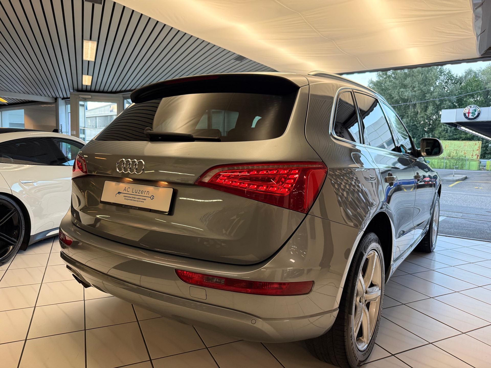 AUDI Q5 2.0 TDI S-Line Quattro S-tronic-showroom-element-2