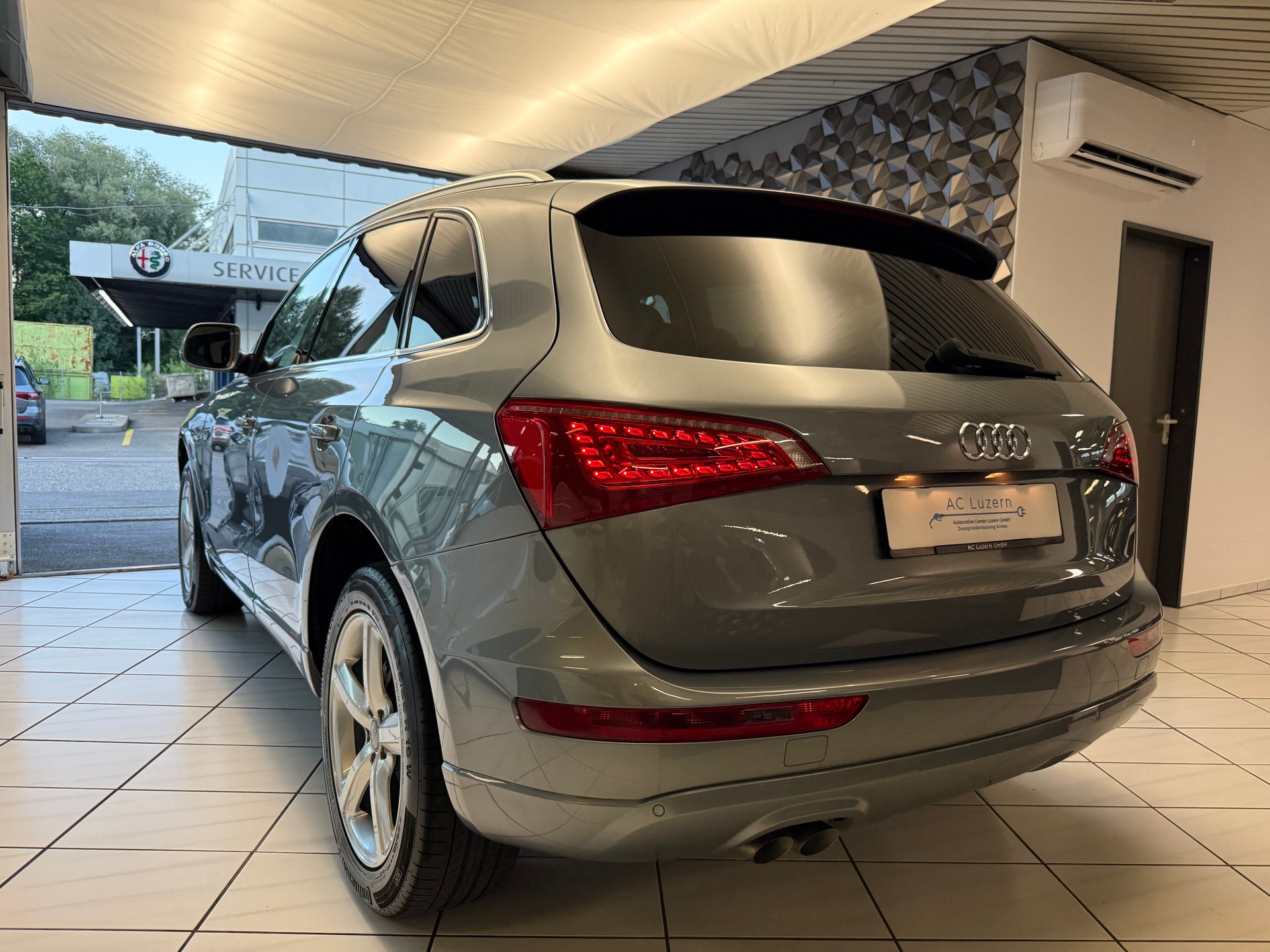 AUDI Q5 2.0 TDI S-Line Quattro S-tronic-showroom-element-1