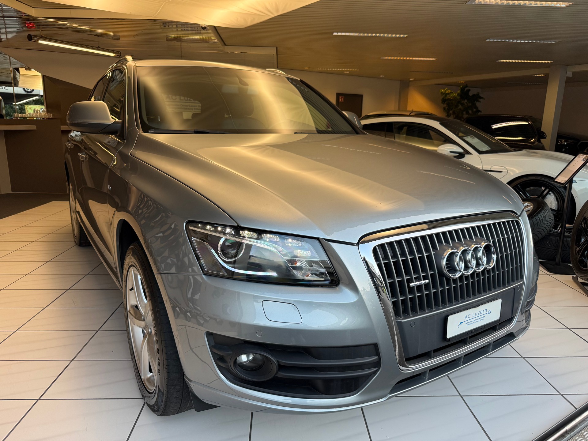 AUDI Q5 2.0 TDI S-Line Quattro S-tronic-showroom-element-3