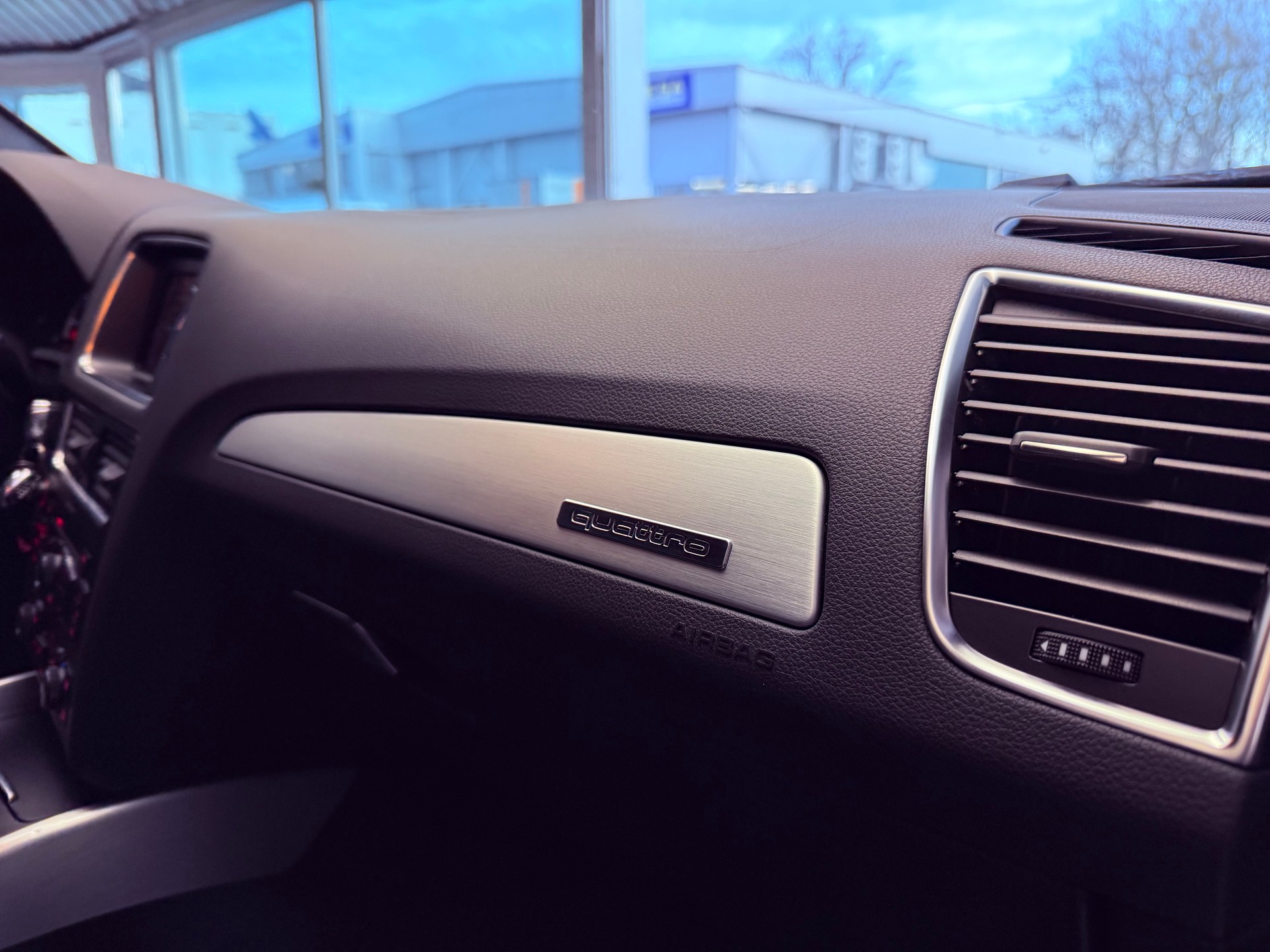 AUDI Q5 2.0 TDI S-Line Quattro S-tronic-image-16