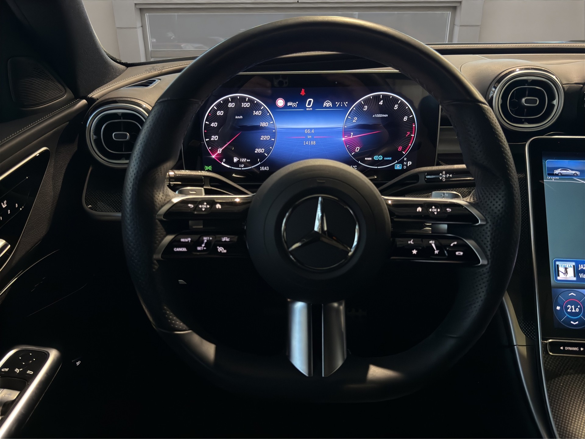 MERCEDES-BENZ C 300 4Matic AMG Line-image-12