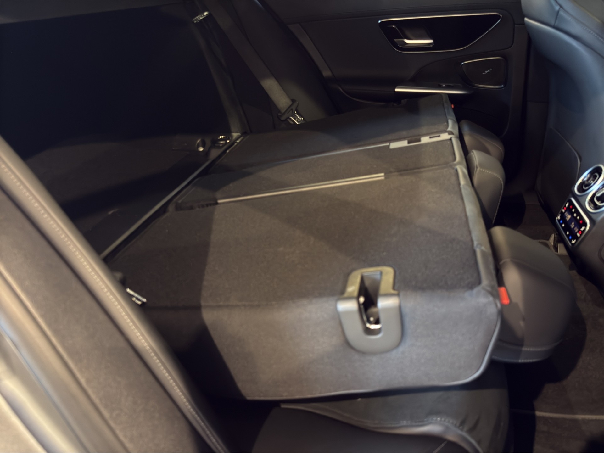 MERCEDES-BENZ C 300 4Matic AMG Line-image-24