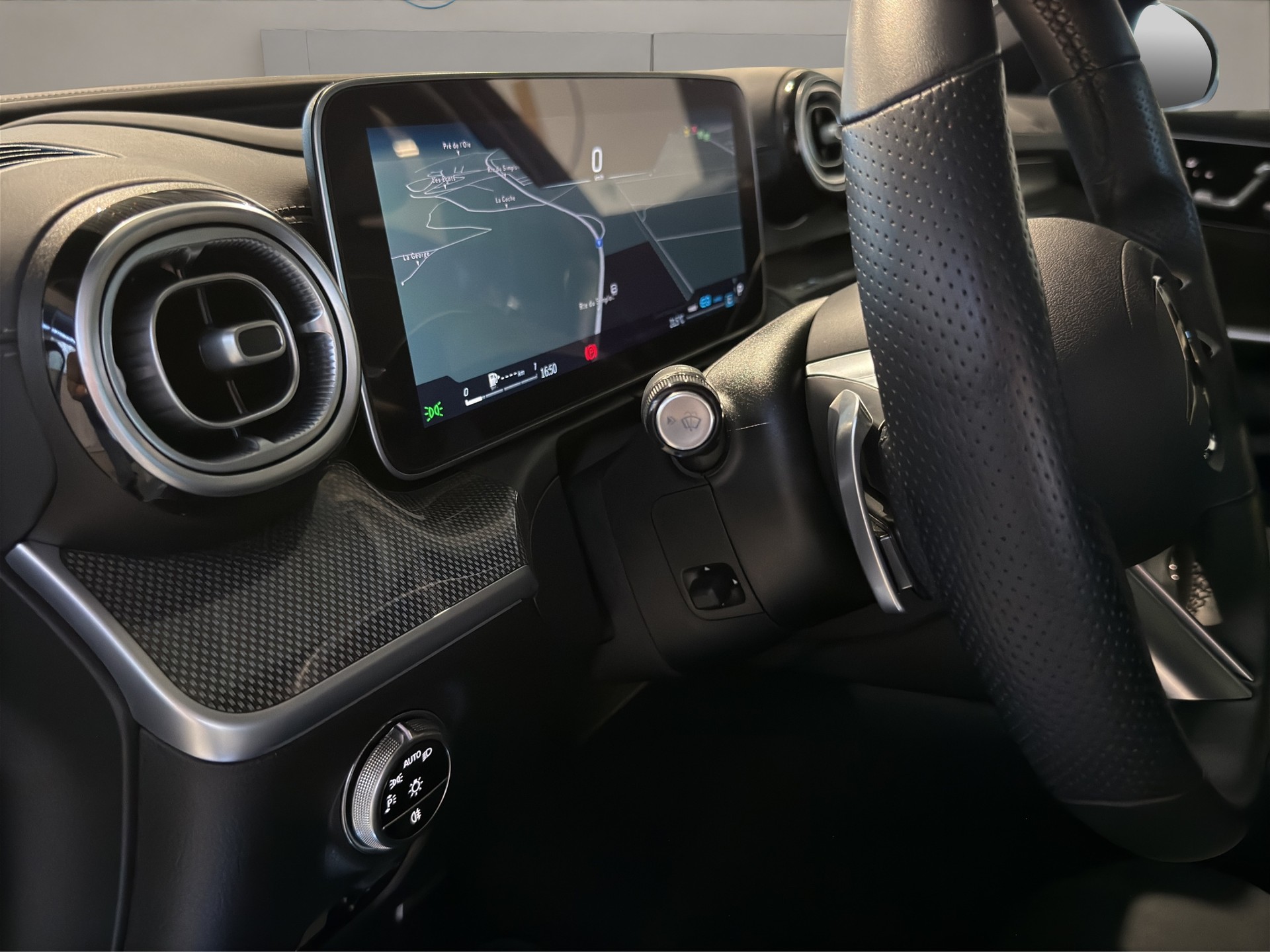 MERCEDES-BENZ C 300 4Matic AMG Line-image-11