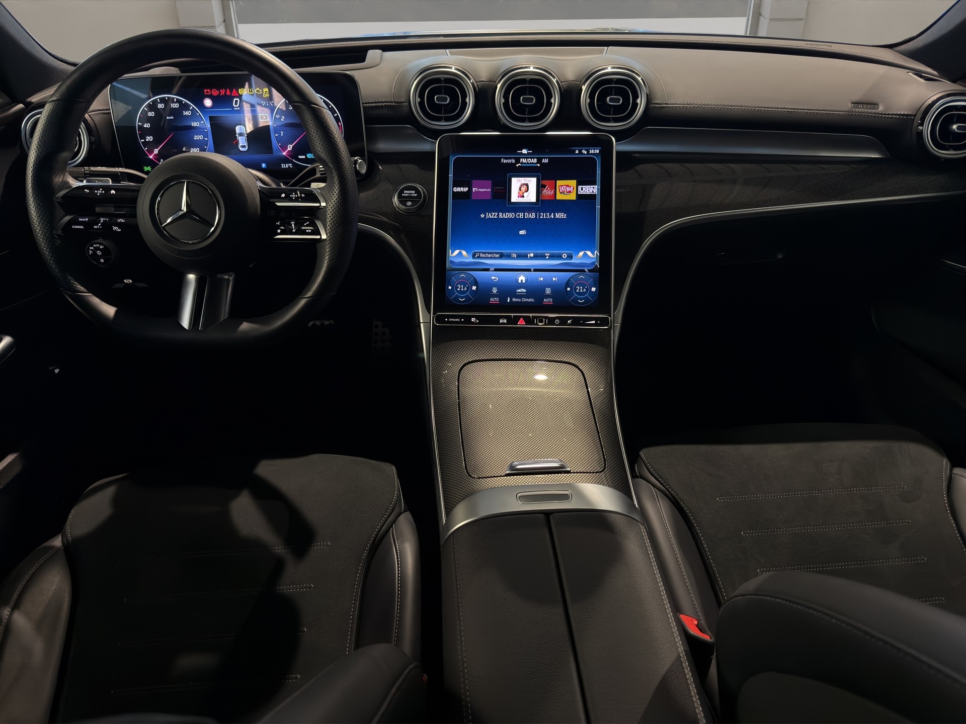 MERCEDES-BENZ C 300 4Matic AMG Line-image-14