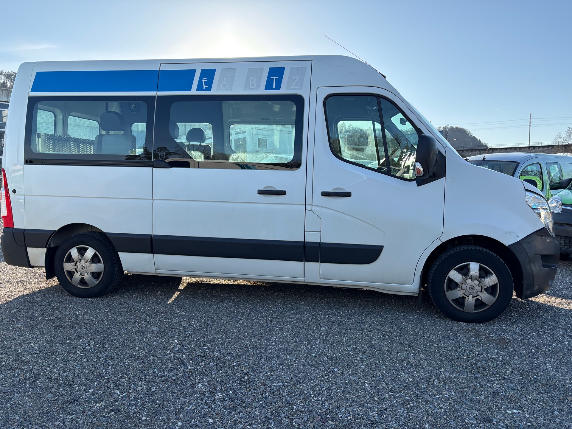 NISSAN NV400 F35.17 L2H2 FWD Comfort 4 Plätze für Rollstühle bewilligt-image-3