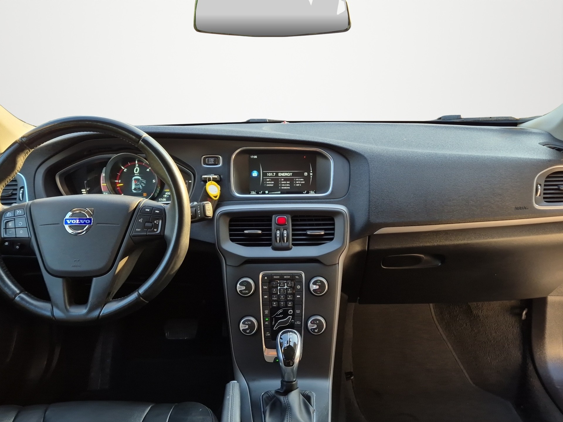 VOLVO V40 D3 Momentum Geartronic-image-9