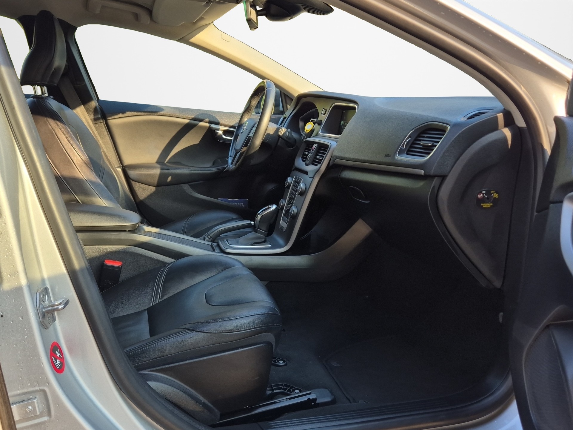 VOLVO V40 D3 Momentum Geartronic-image-8