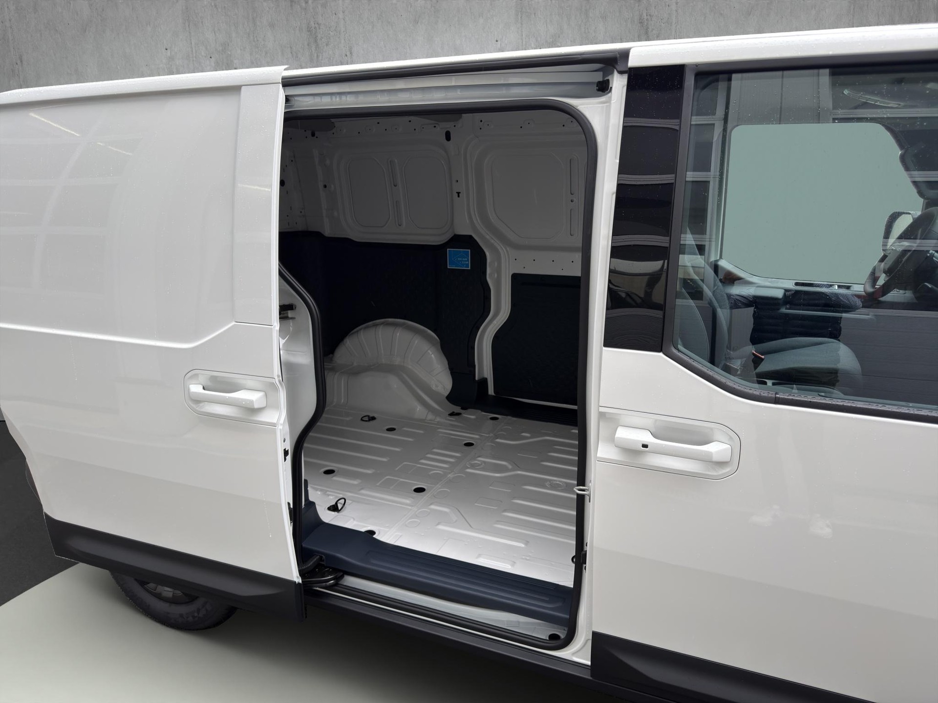 KIA PV5 Cargo 71.2 kWh Plus-image-10