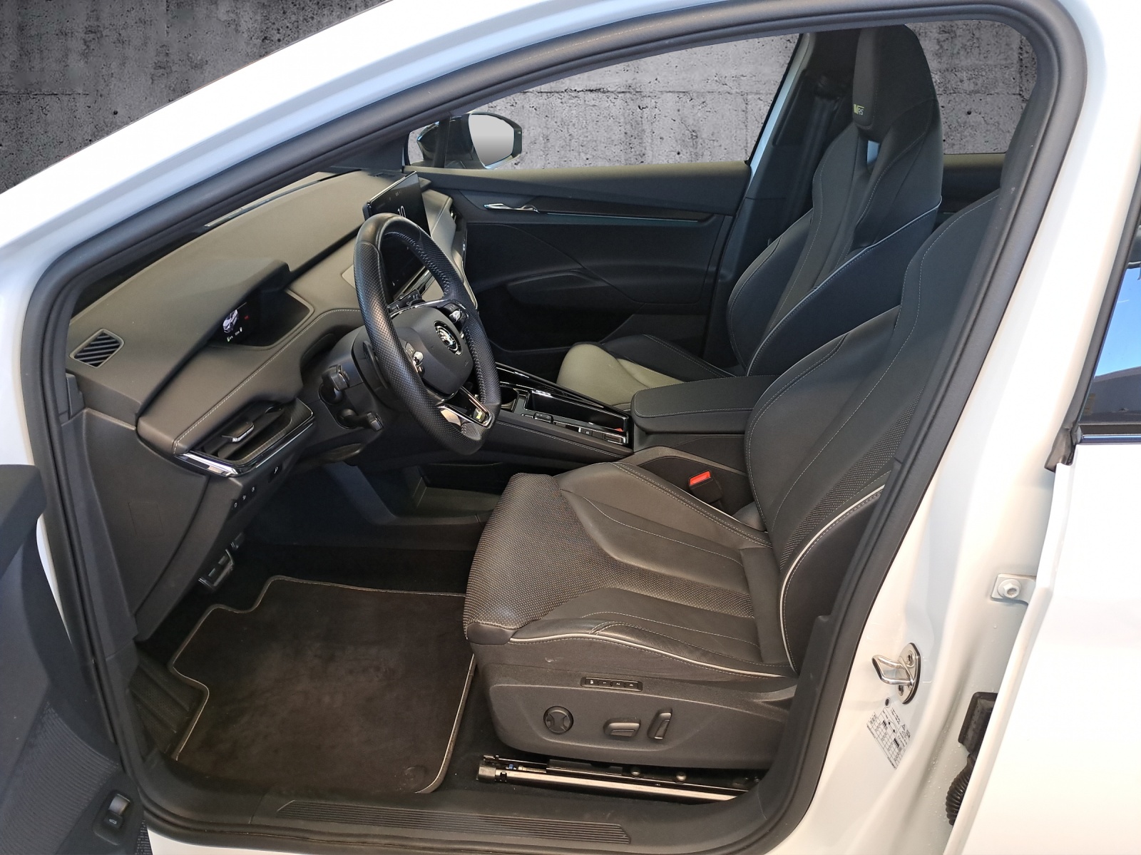 SKODA Enyaq Coupé iV RS 4x4-image-9