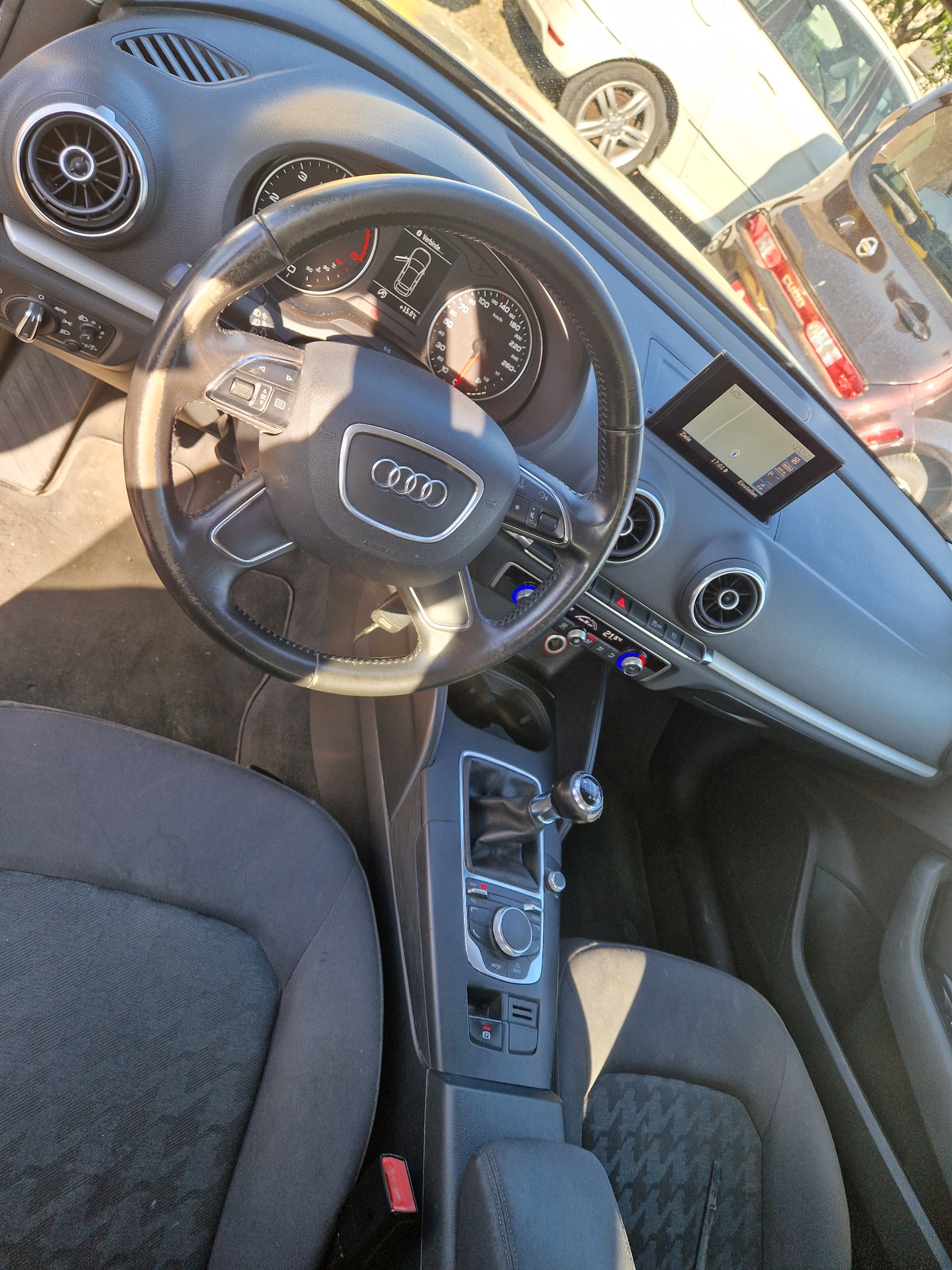 AUDI A3 1.6 TDI Attraction-image-12