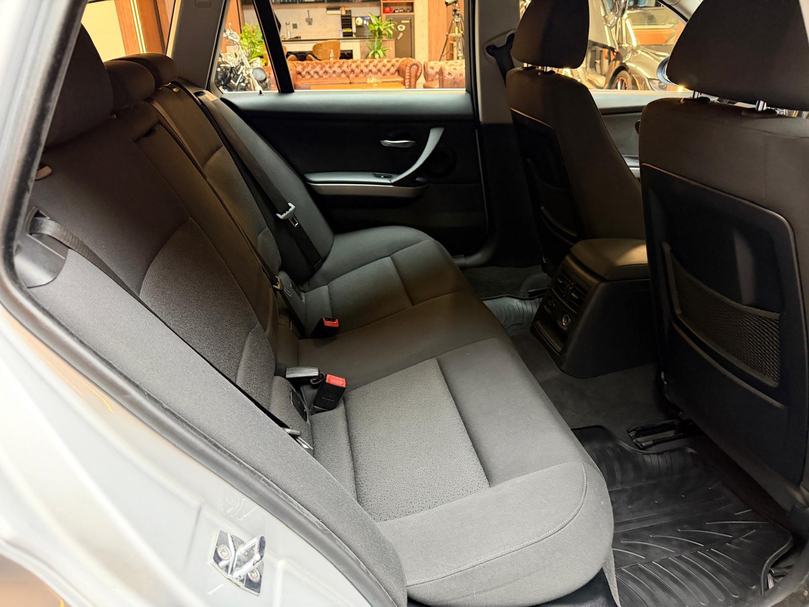 BMW 330xi Touring-image-15