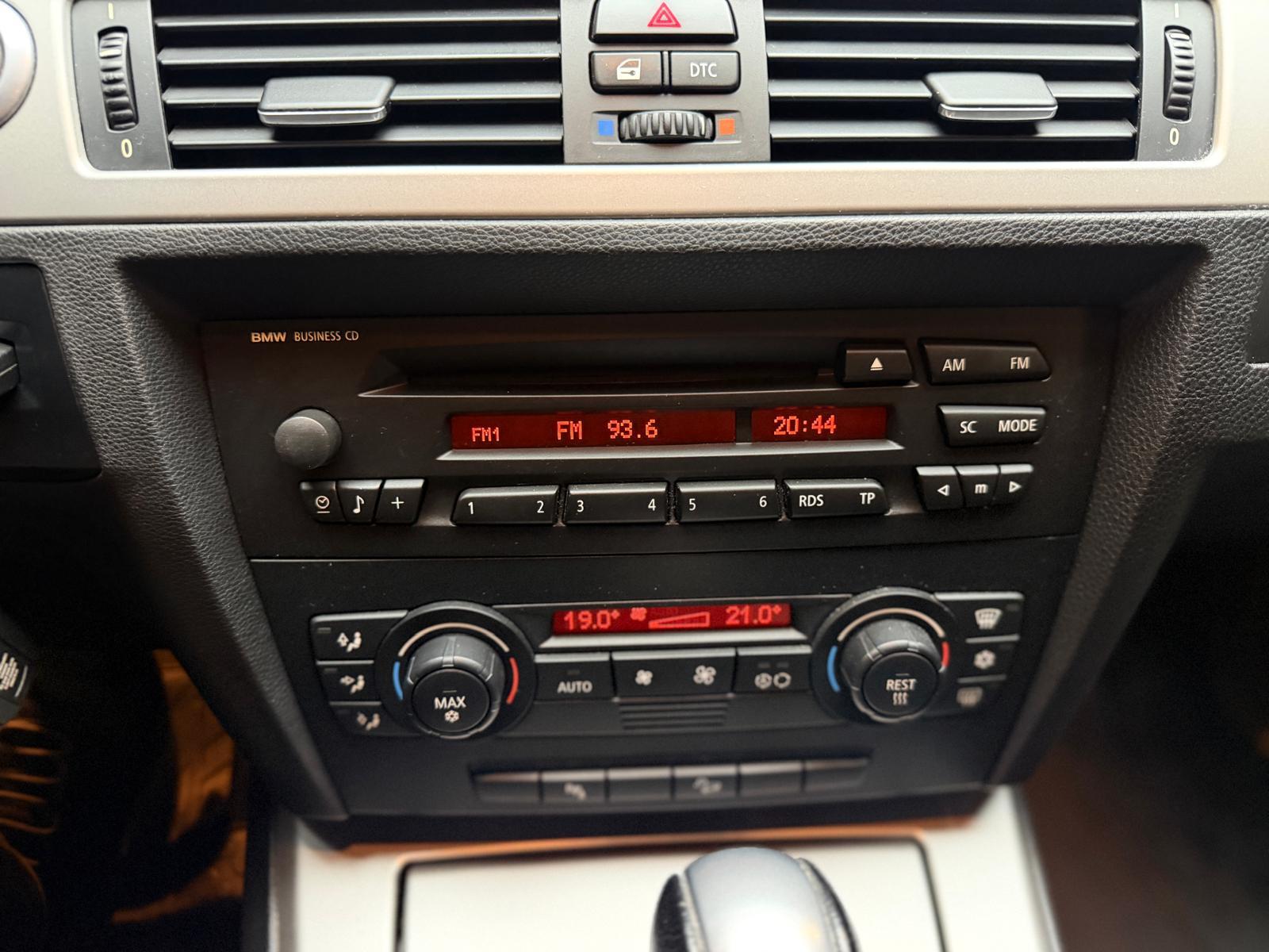 BMW 330xi Touring-image-17