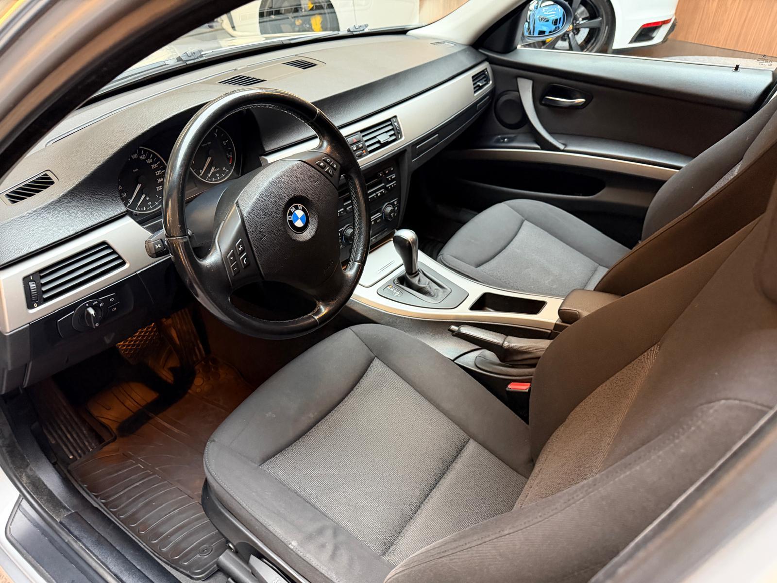 BMW 330xi Touring-image-10
