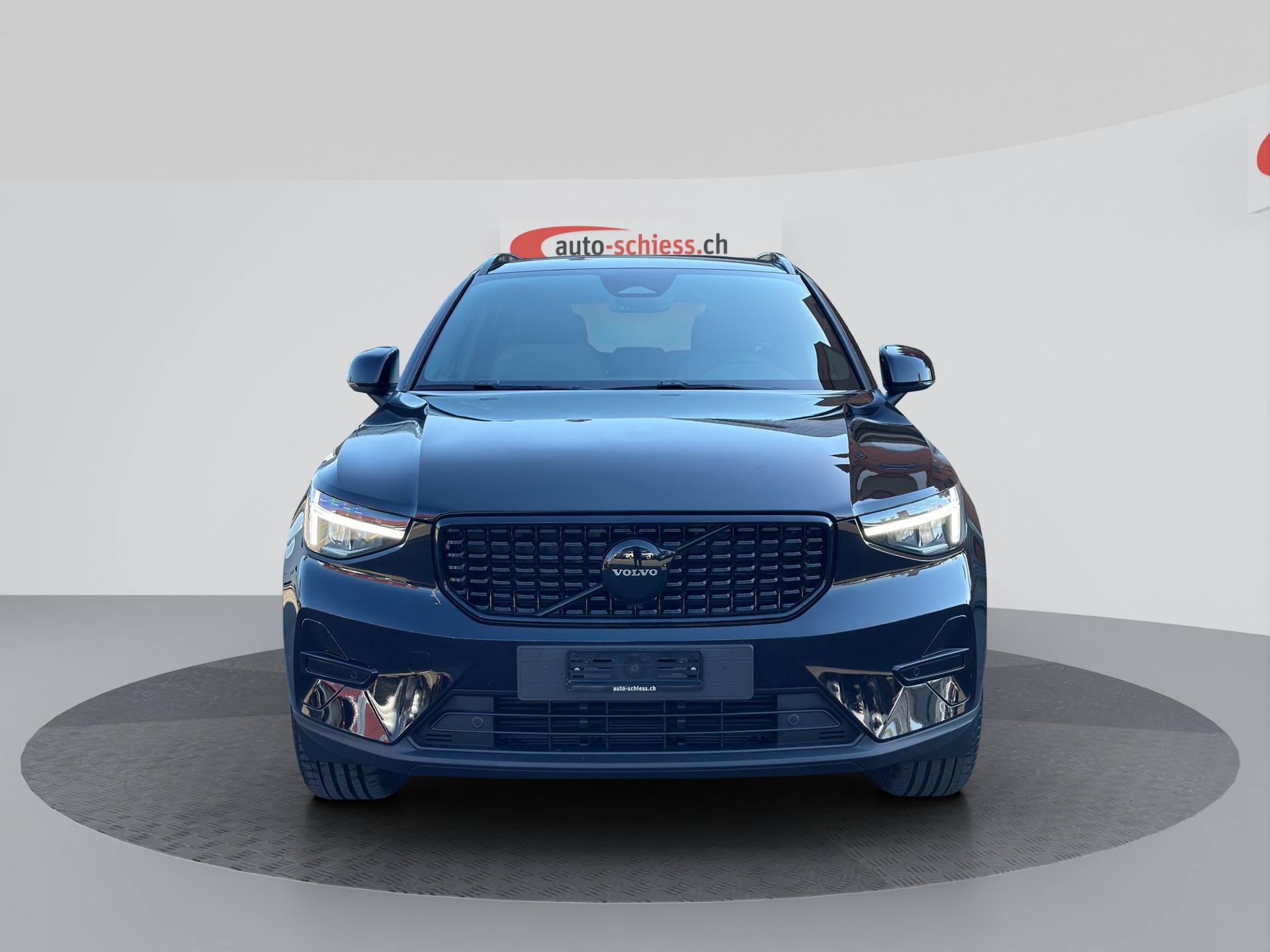 VOLVO XC40 B3 Benzin Mild Hybrid Plus Black Edition-image-1