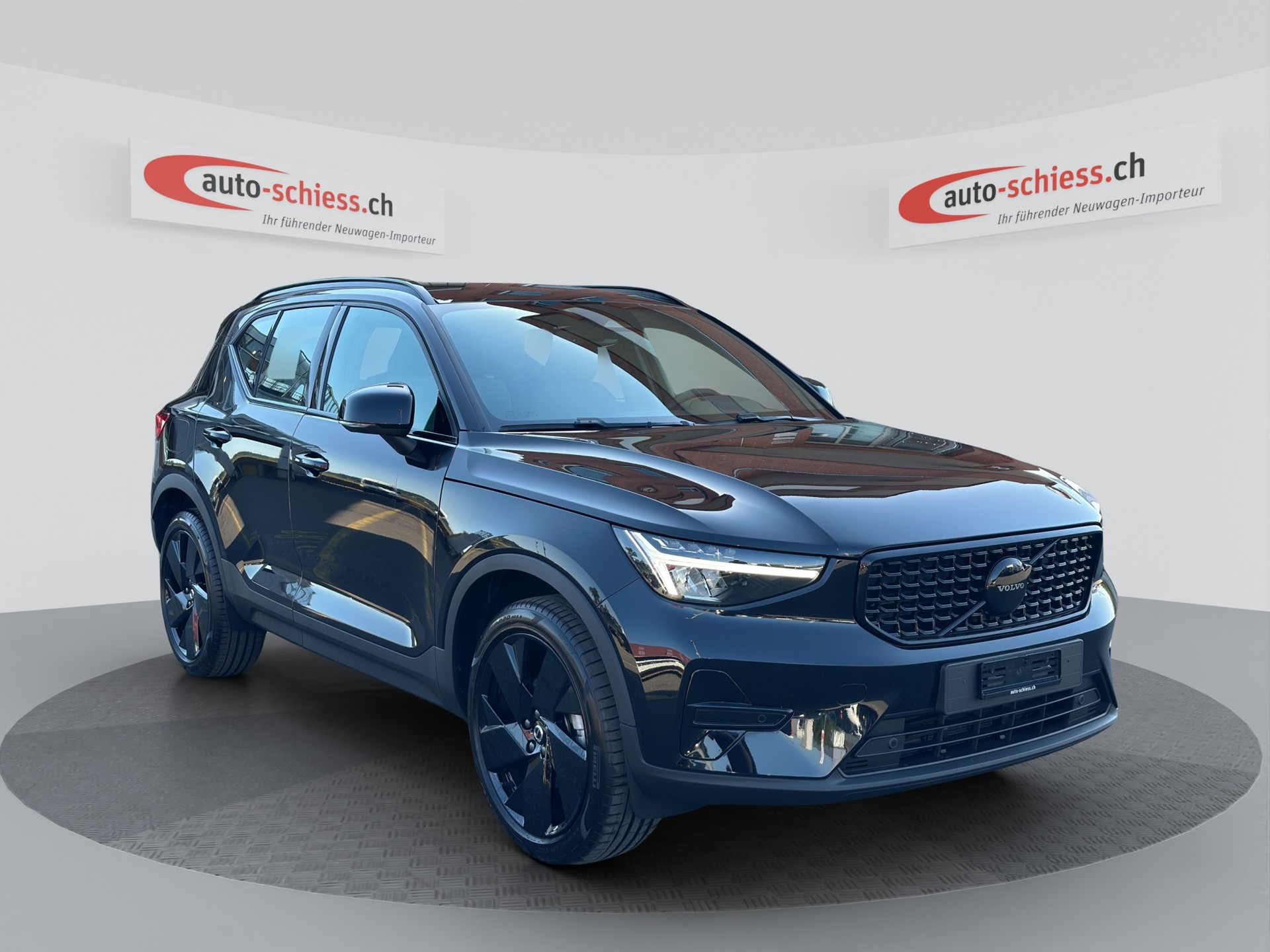 VOLVO XC40 B3 Benzin Mild Hybrid Plus Black Edition-image-0