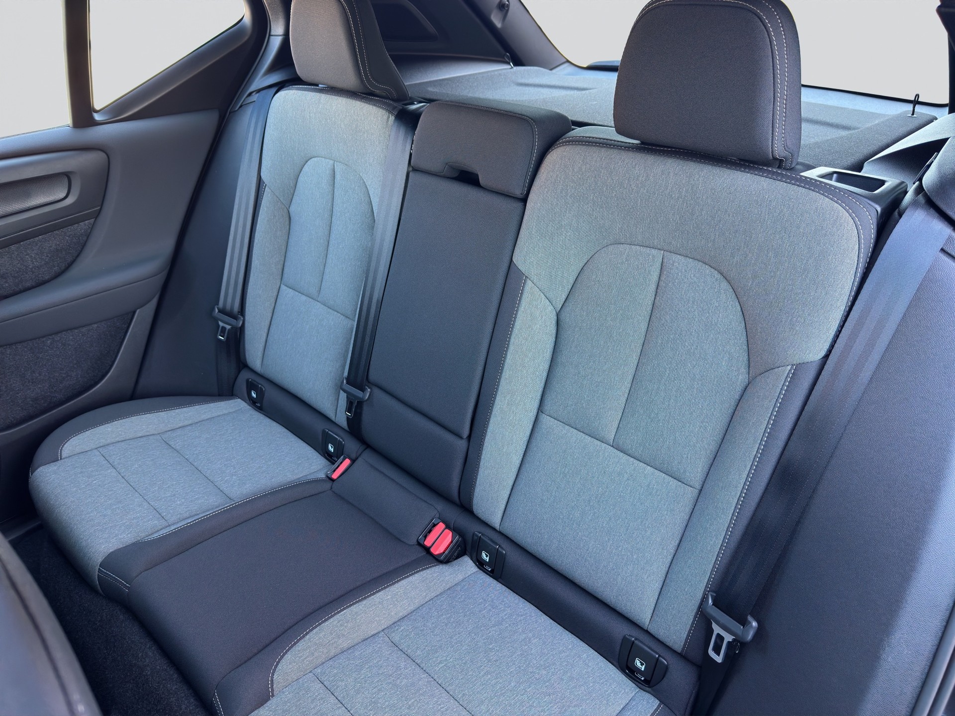 VOLVO XC40 B3 Benzin Mild Hybrid Plus Black Edition-image-7