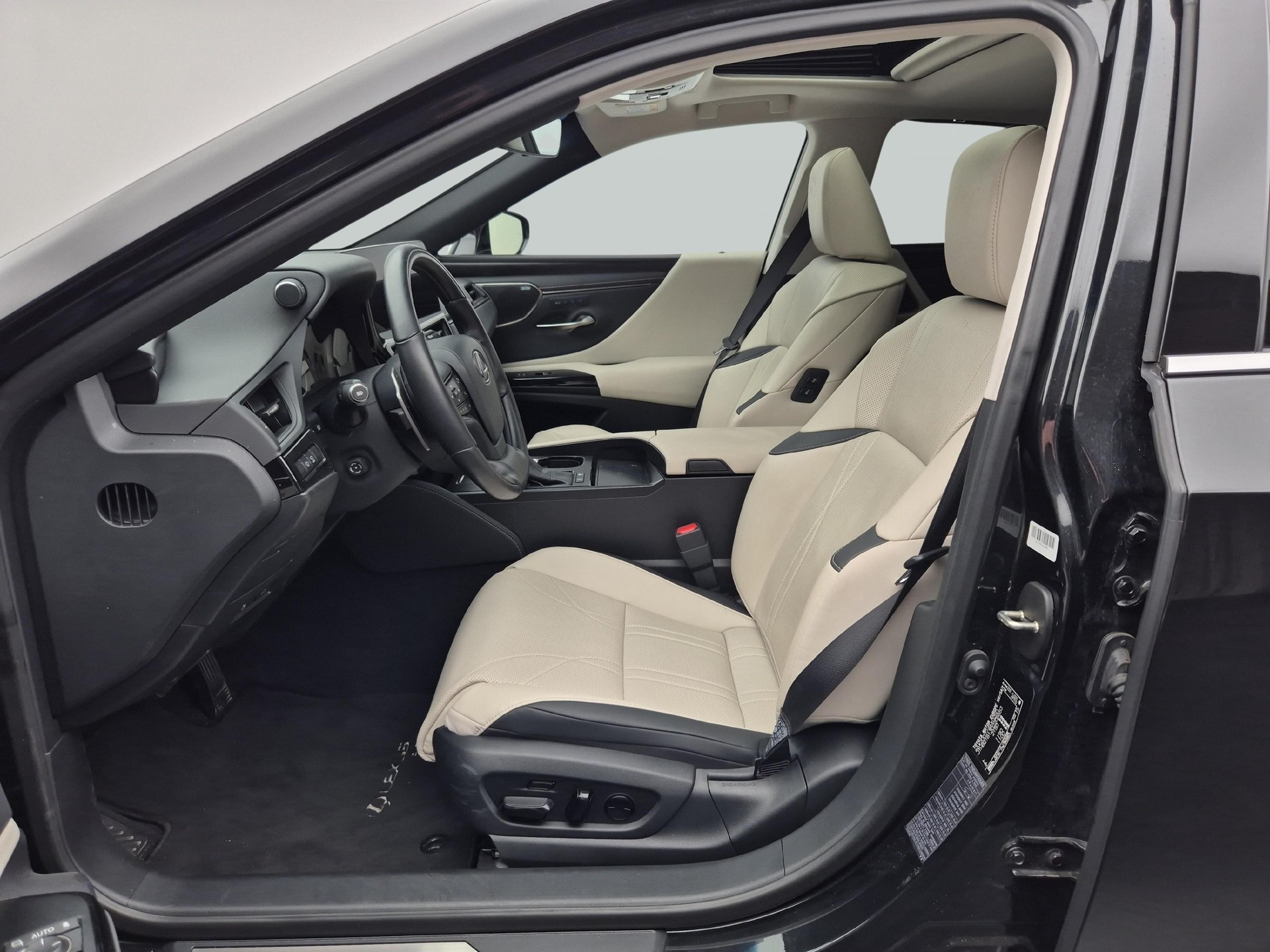 LEXUS ES 300h Excellence-showroom-element-2