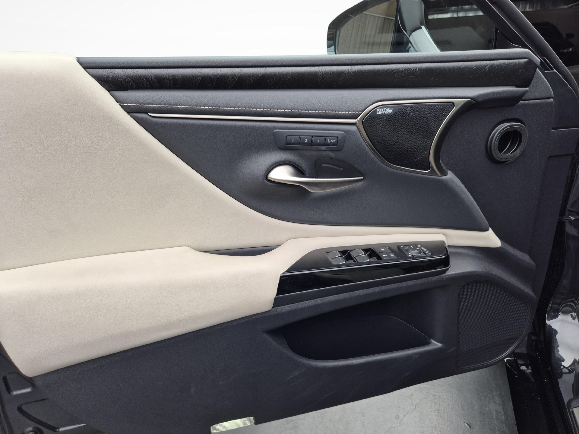 LEXUS ES 300h Excellence-image-15