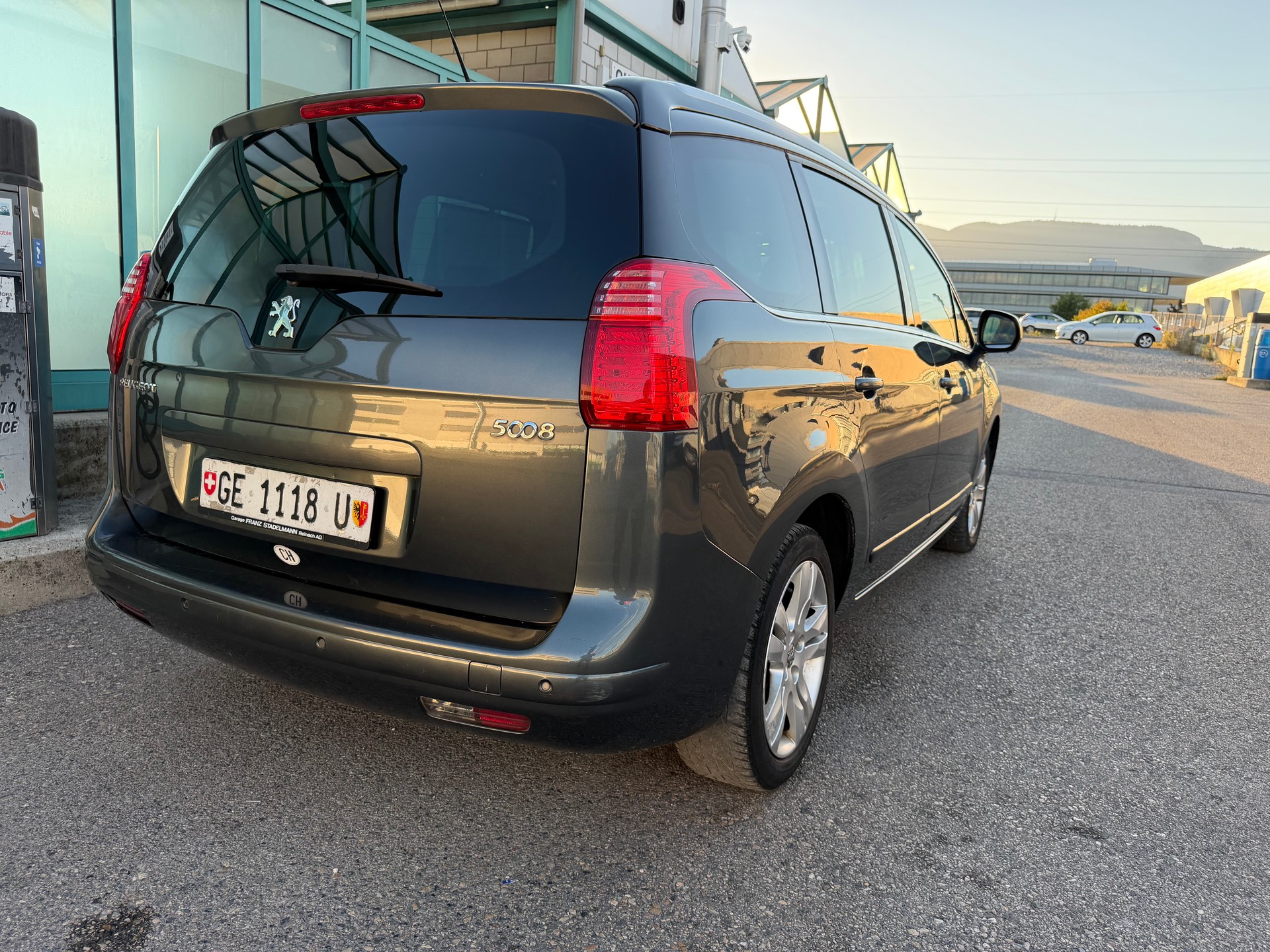 PEUGEOT 5008 1.6 16V T Sport Pack Automatic-image-2