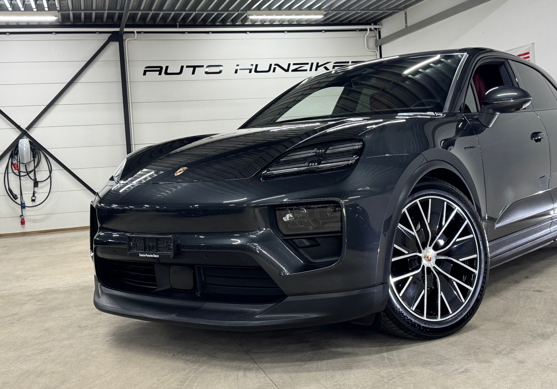 PORSCHE Macan 4 100kWh 408 PS / Sport Chrono / CH-Fahrzeug-showroom-element-1