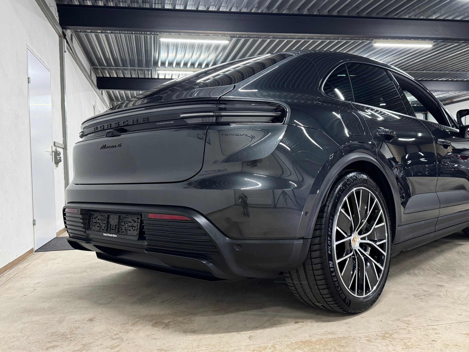 PORSCHE Macan 4 100kWh 408 PS / Sport Chrono / CH-Fahrzeug-image-5