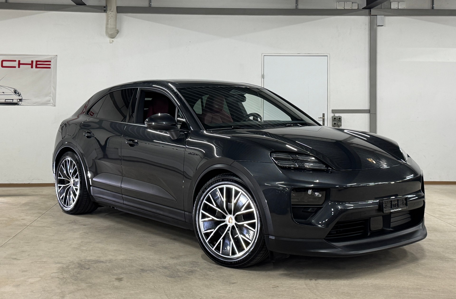PORSCHE Macan 4 100kWh 408 PS / Sport Chrono / CH-Fahrzeug-showroom-element-2