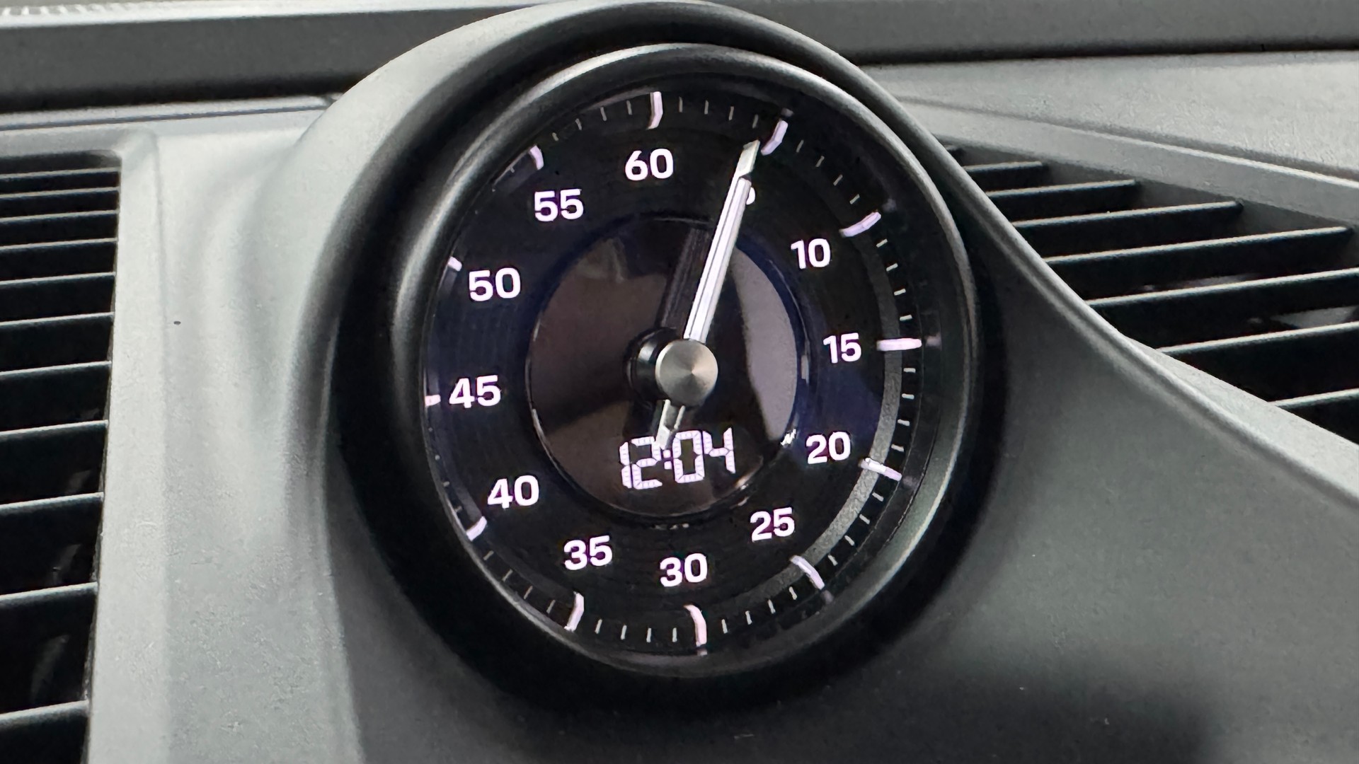 PORSCHE Macan 4 100kWh 408 PS / Sport Chrono / CH-Fahrzeug-image-17