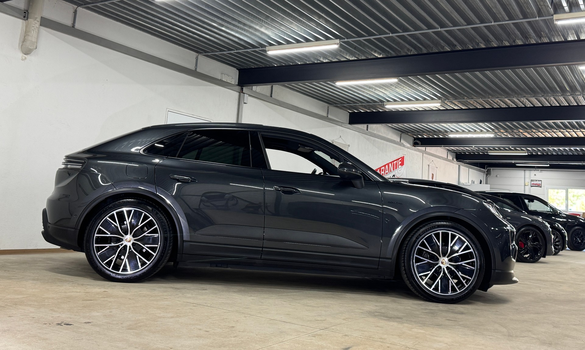 PORSCHE Macan 4 100kWh 408 PS / Sport Chrono / CH-Fahrzeug-showroom-element-3