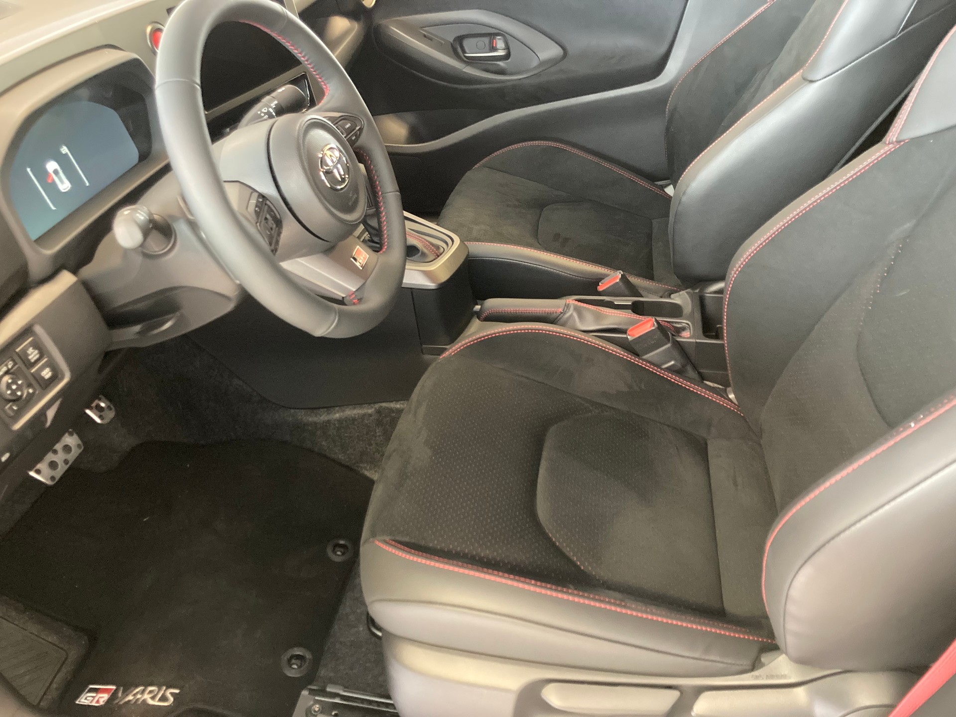 TOYOTA Yaris 1.6 GR Sport A-image-9