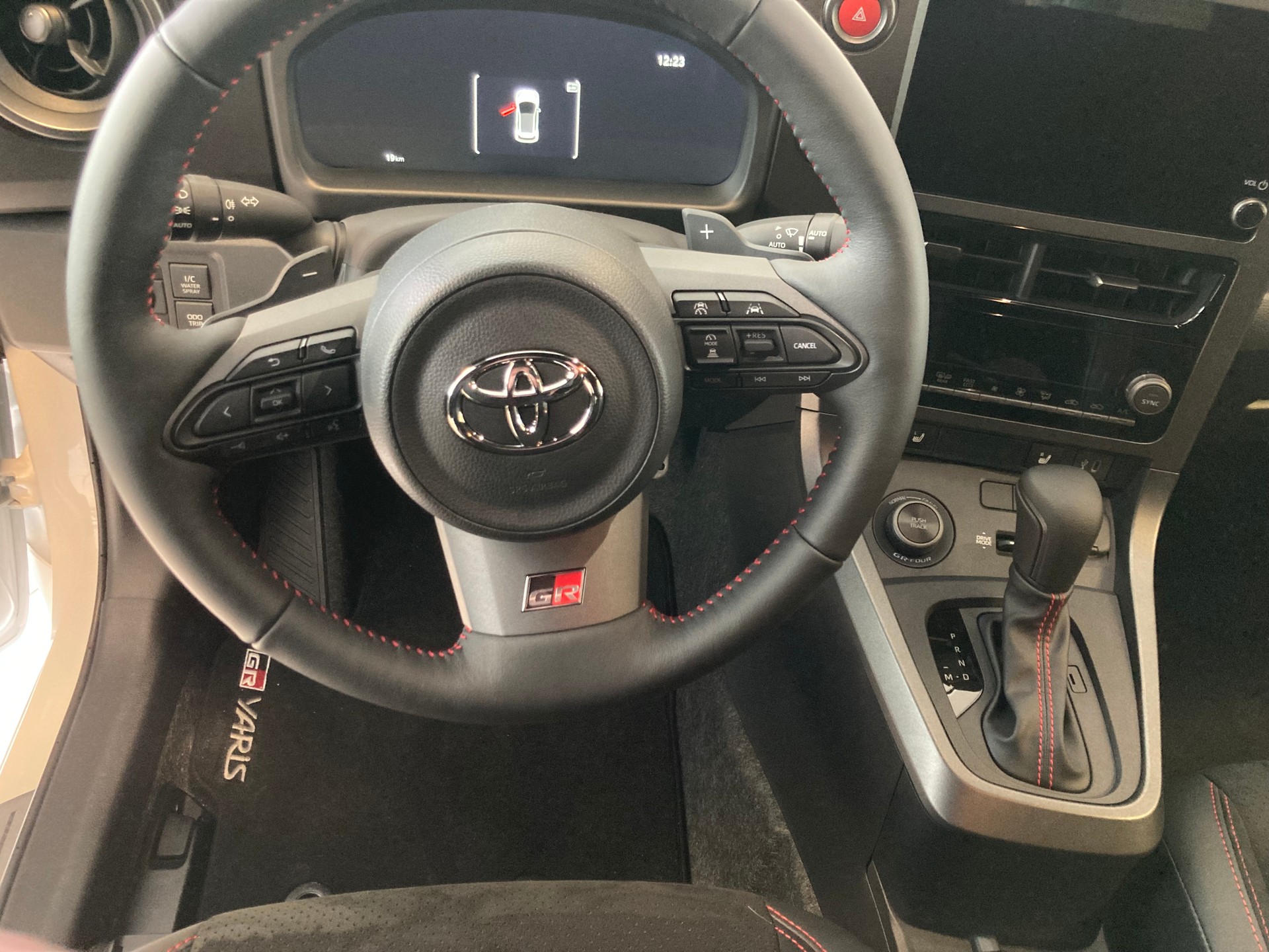 TOYOTA Yaris 1.6 GR Sport A-image-12