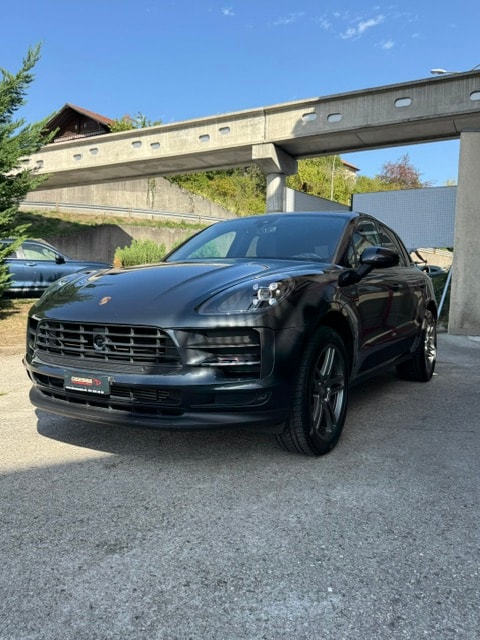 PORSCHE Macan PDK-showroom-element-1