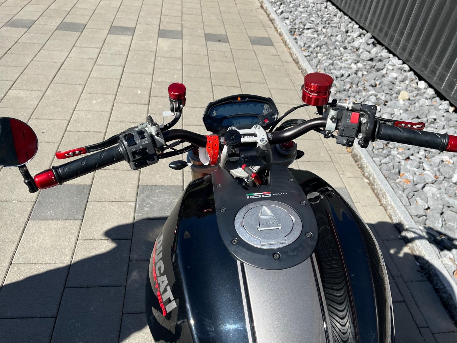 DUCATI Monster 1100 EVO ABS-image-2
