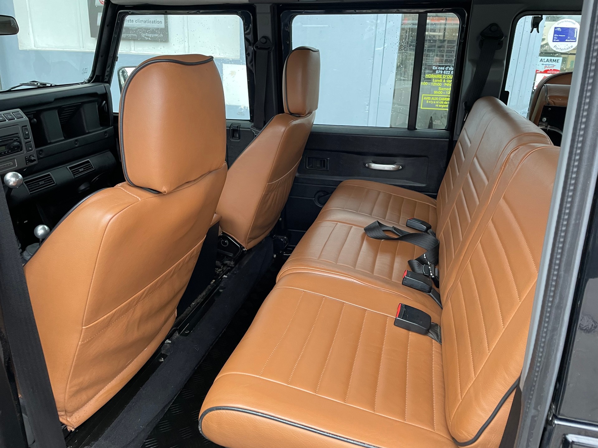 LAND ROVER Defender 110 SW 2.5 Td5 Black Edition-image-7