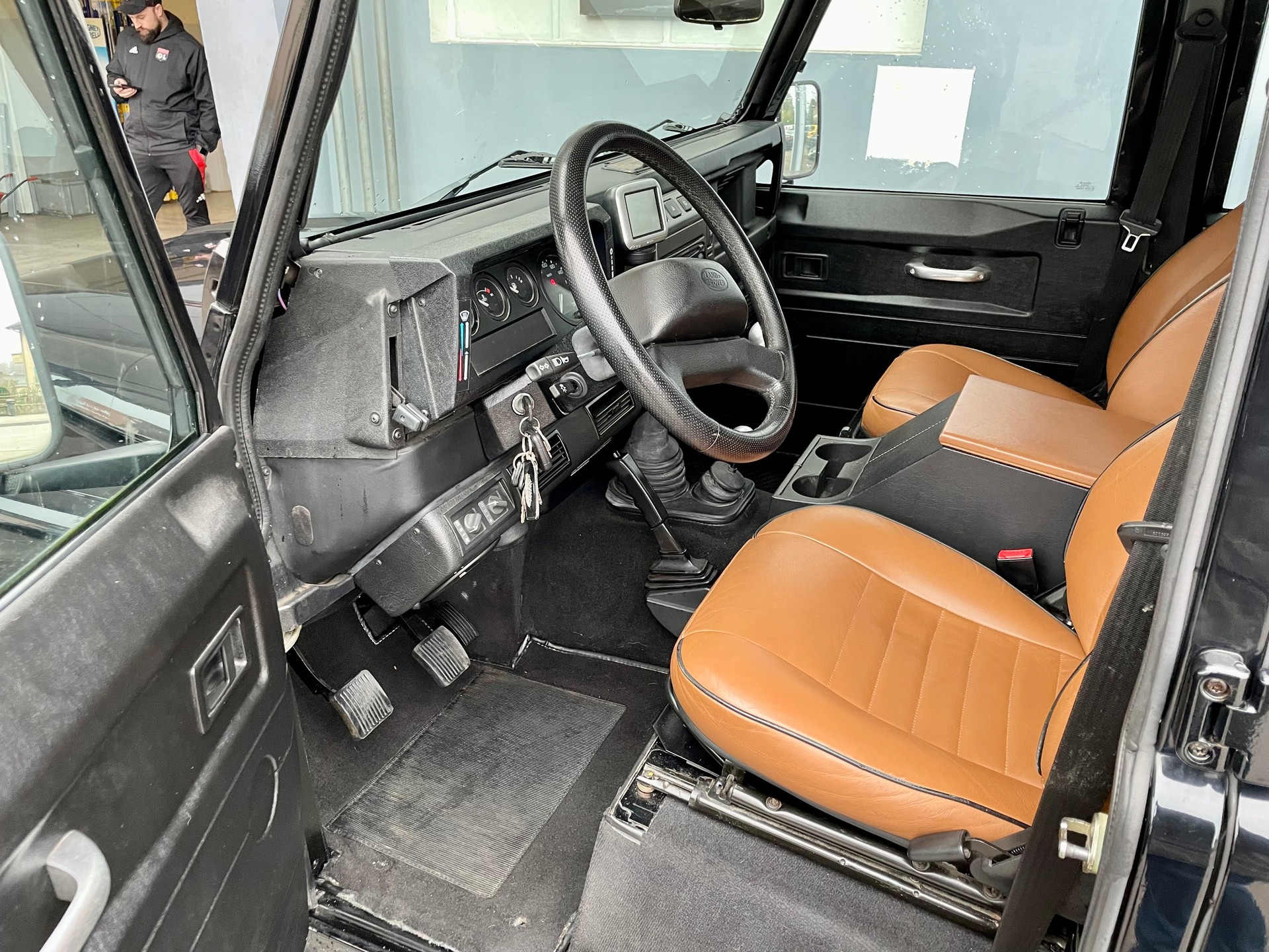 LAND ROVER Defender 110 SW 2.5 Td5 Black Edition-image-6