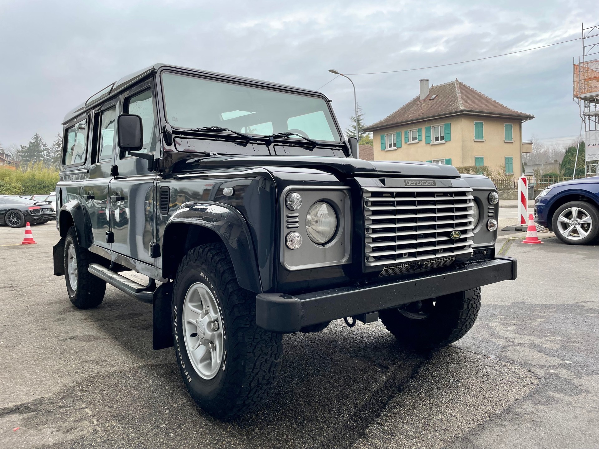 LAND ROVER Defender 110 SW 2.5 Td5 Black Edition-image-4
