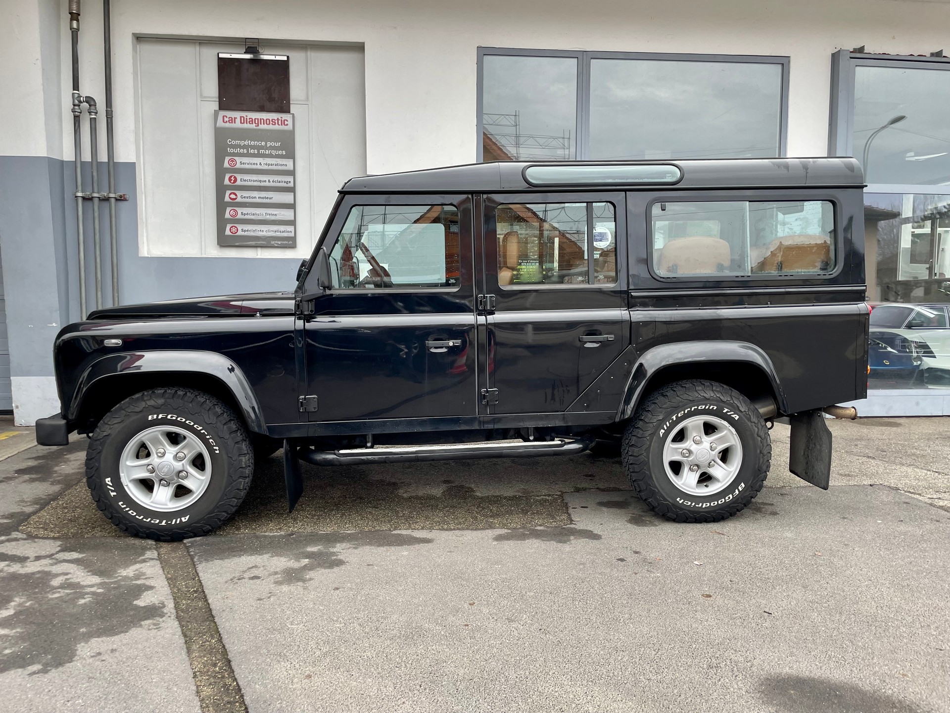 LAND ROVER Defender 110 SW 2.5 Td5 Black Edition-showroom-element-1